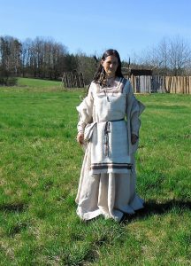 kelti - lněné šaty s vrchním vlněnou tunikou
